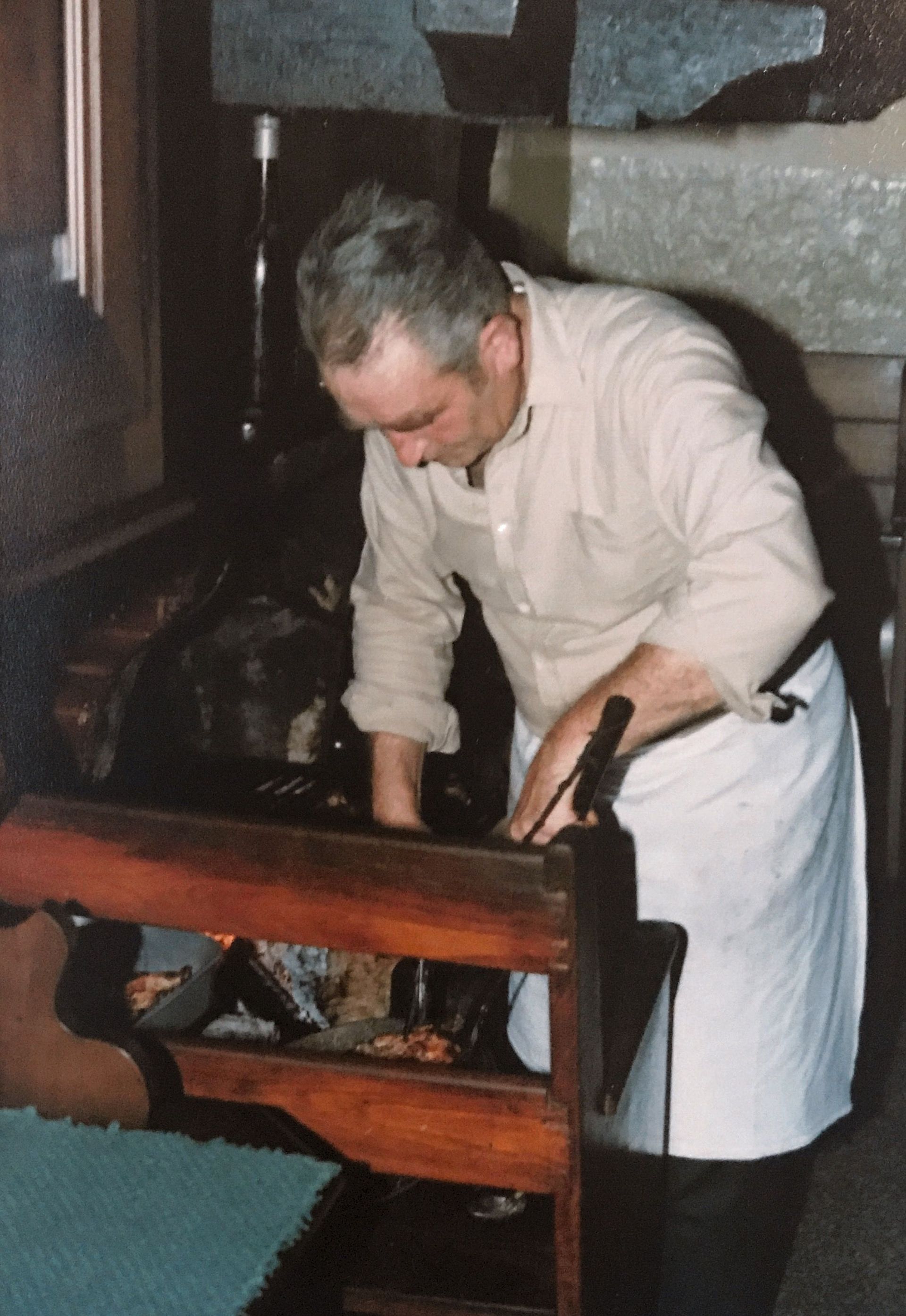 Silvio che taglia le costine anni '80