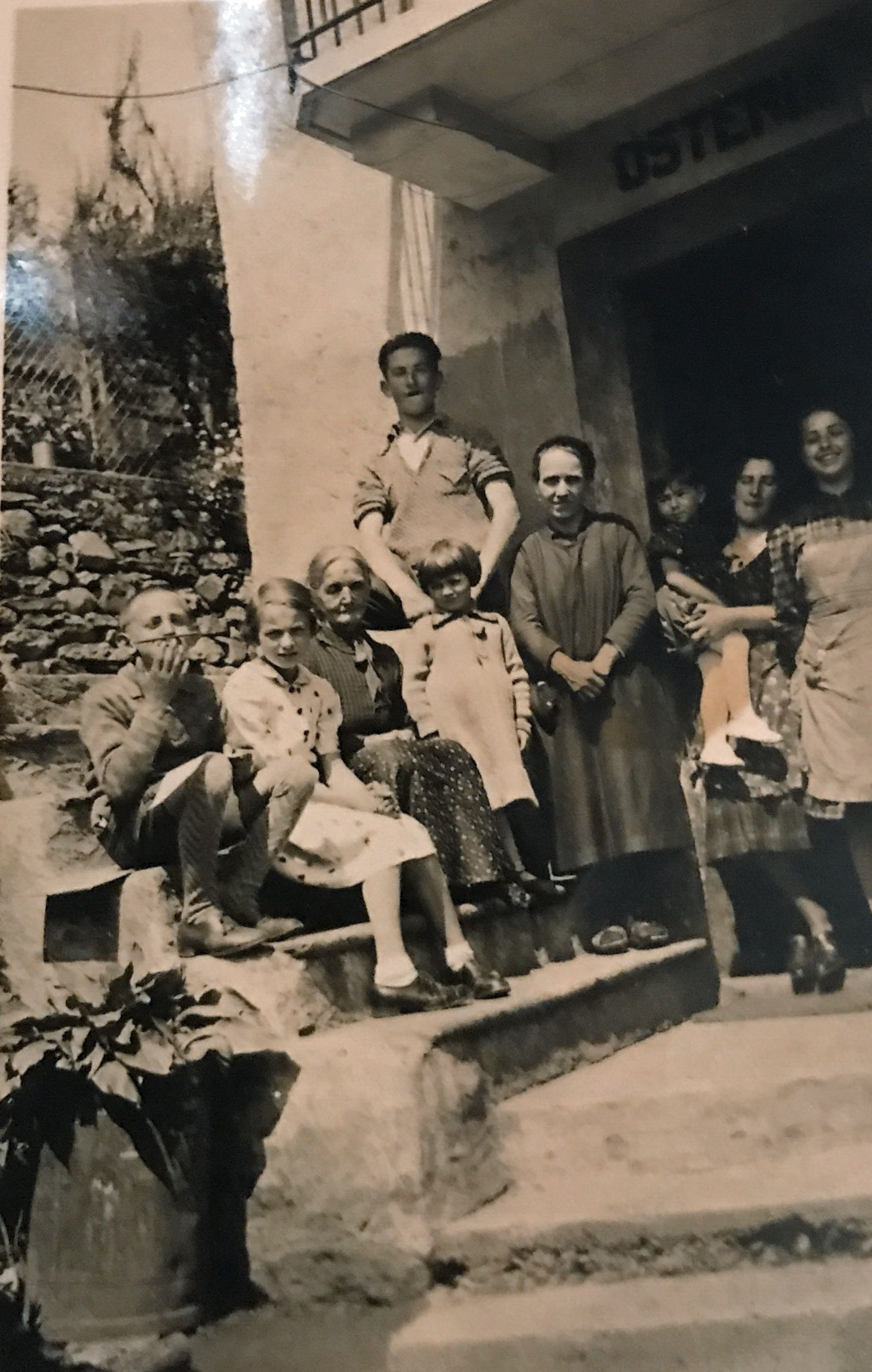 Pranzo con bambini anni '40