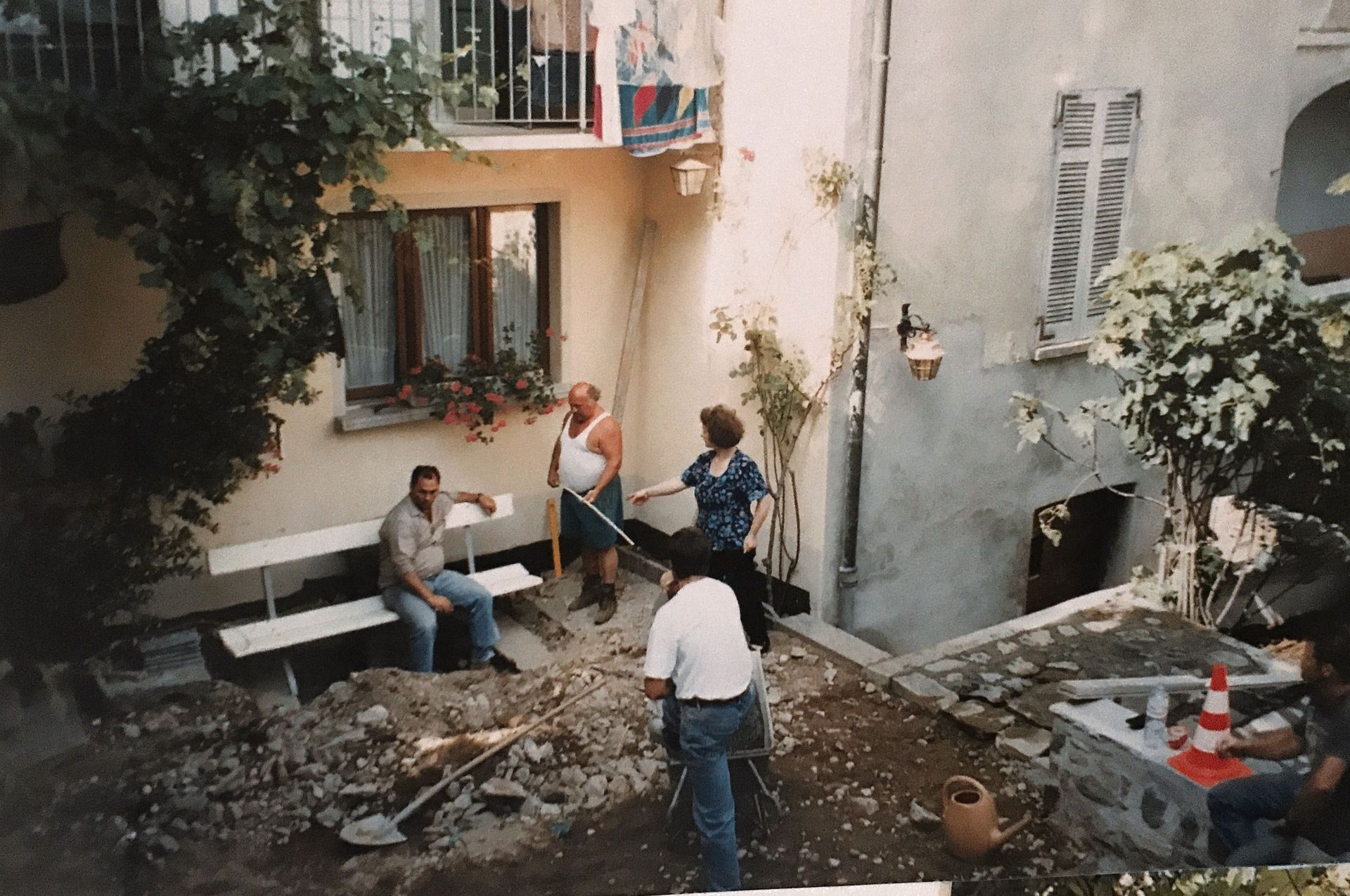 Daniel, Nene e Flora istallazione tavolo di sasso
