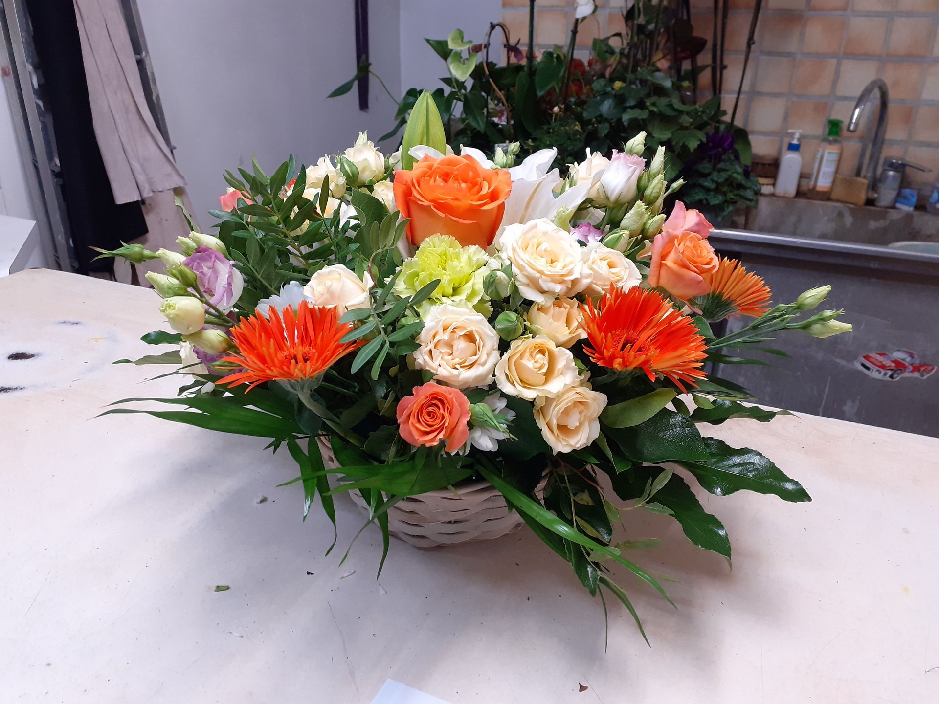 Arrangement floral orange et blanc