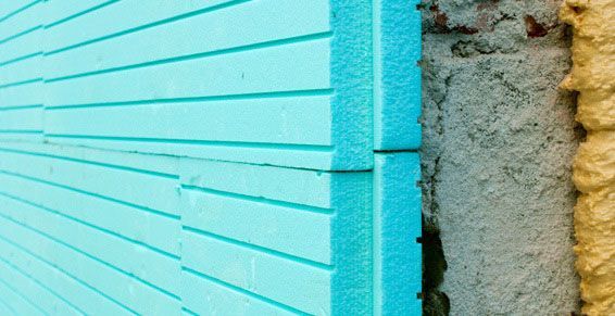 Cuisine moderne avec placards foncés, hotte aspirante et horloge. Éclairage vif.