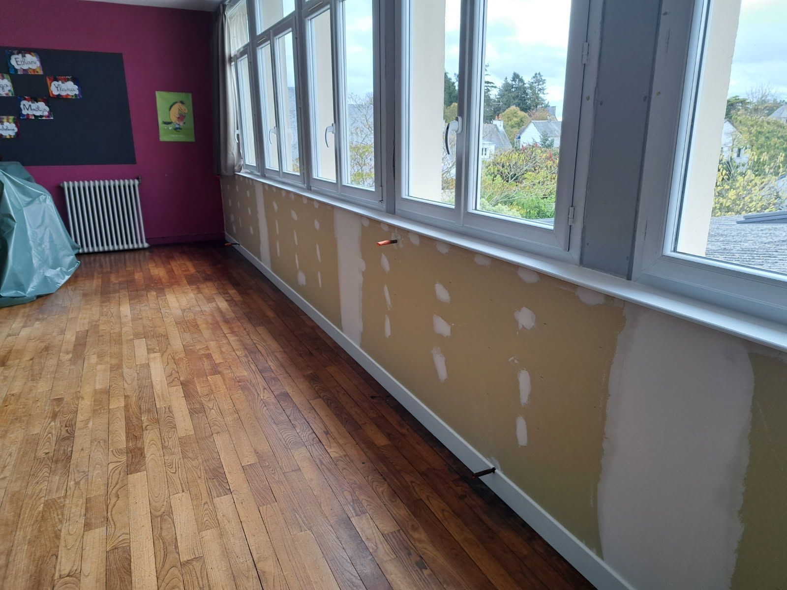 Plâtrerie d'une pièce avec des velux