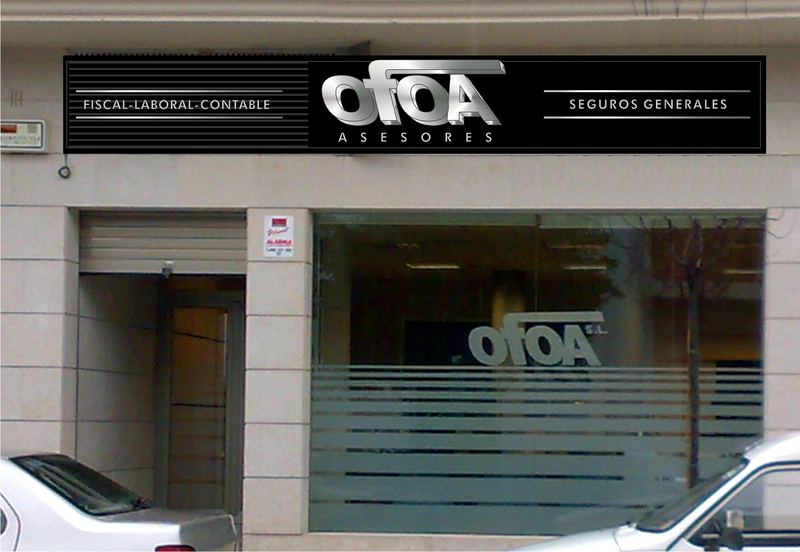 Fachada de tienda de OTOA Seguros con señalización y cristal esmerilado; coches aparcados delante.