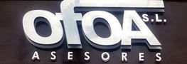 Logotipo para Ofoa Asesores SL en letras plata sobre fondo marrón oscuro.