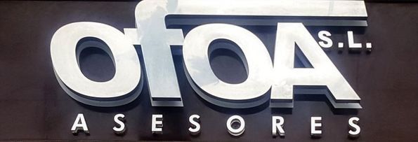 Logotipo para Ofoa Asesores SL, empresa de consultoría, con letras metálicas blancas sobre fondo oscuro.