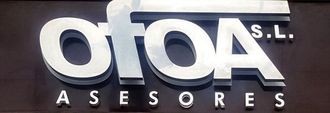 Logotipo para Ofoa Asesores SL, empresa de consultoría, con letras metálicas blancas sobre fondo oscuro.