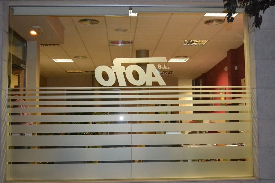 Ventana con rayas horizontales esmeriladas y el logotipo de la empresa 