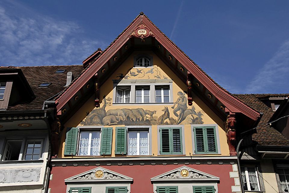 denkmalgeschütztes Gebäude nach Renovation durch Malergeschäft Farbklaenge Bühlmann GmbH