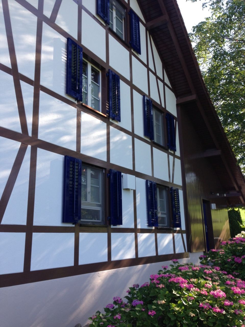 Fachwerkhaus nach Renovierung durch Malergeschäft Farbklaenge Bühlmann GmbH