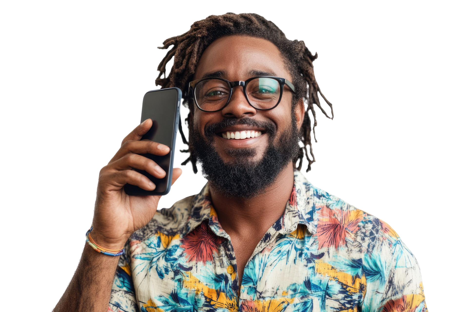 Un homme aux dreadlocks et aux lunettes sourit, son téléphone à l'oreille. Il porte une chemise à fleurs.