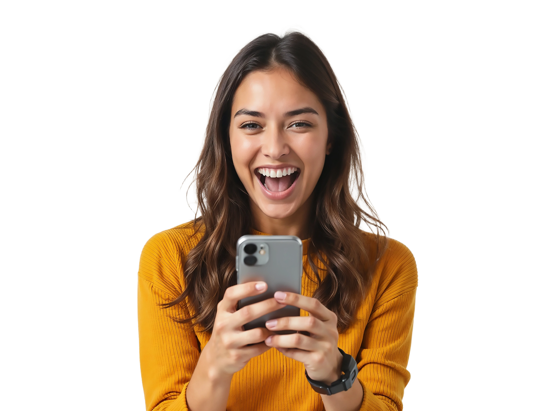 Femme aux longs cheveux bruns, vêtue d'un pull jaune, souriant largement tout en tenant un smartphone.