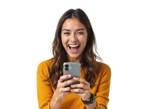 Femme aux longs cheveux bruns, vêtue d'un pull jaune, souriant largement tout en tenant un smartphone.