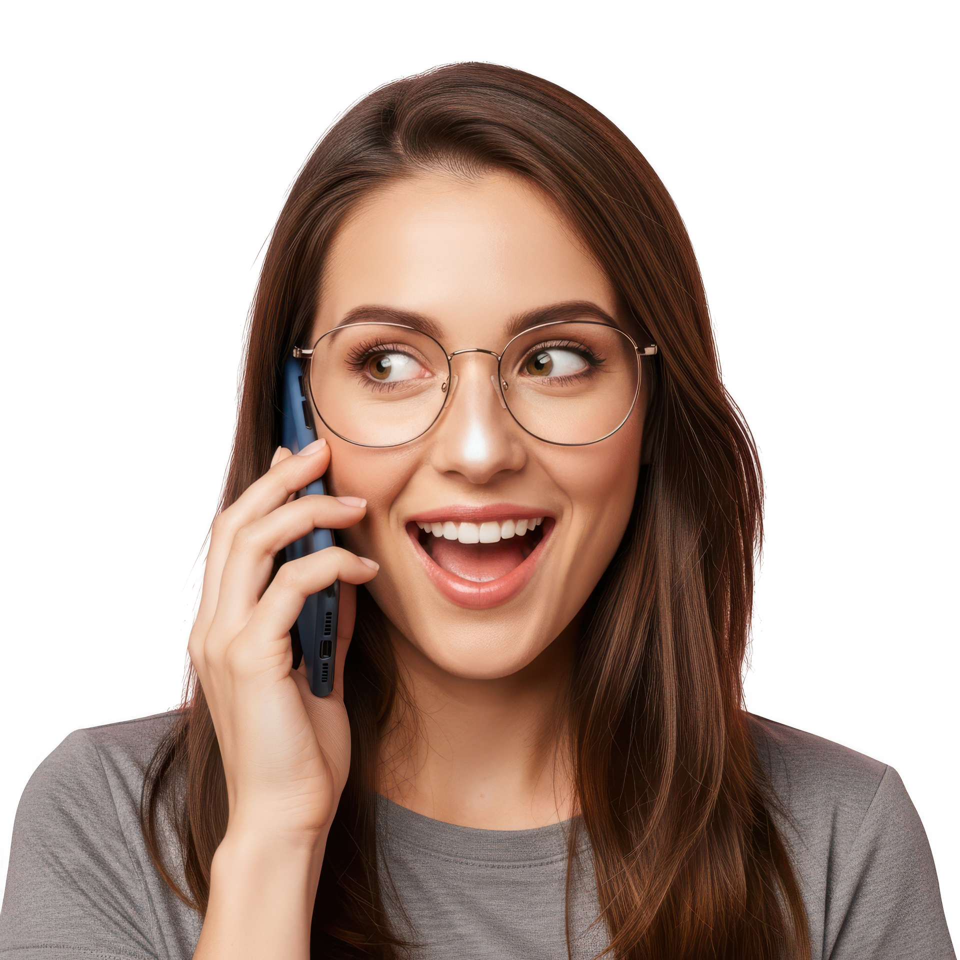 Une femme  qui sourit pendant qu'elle parle au téléphone