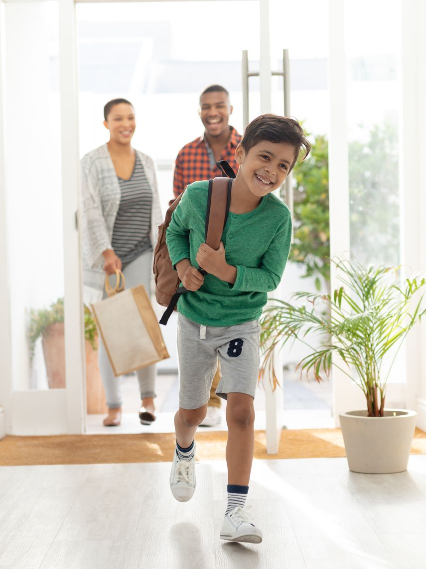 Une famille qui rentre dans sa maison
