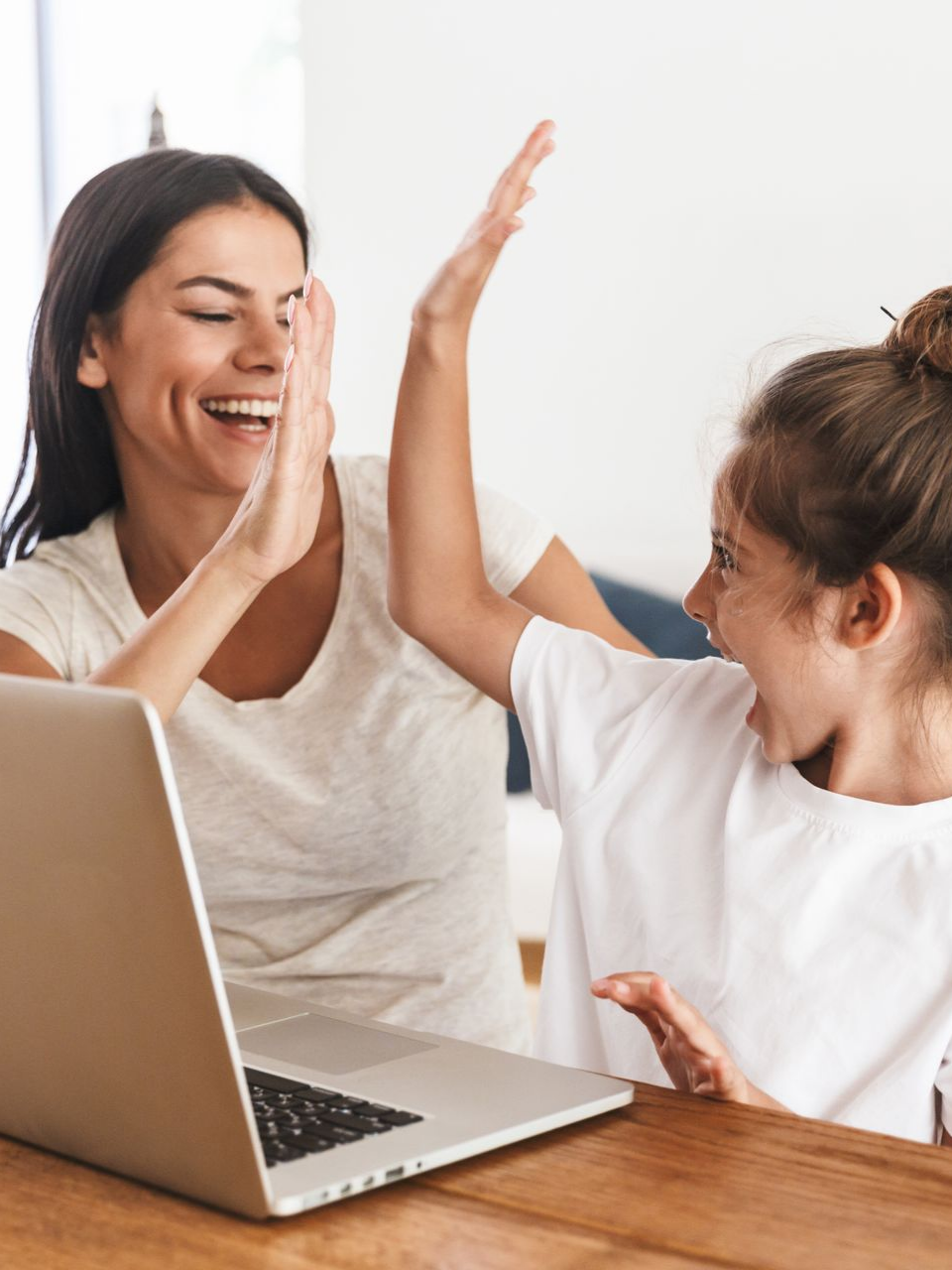 Une maman et sa fille se tape dans la main