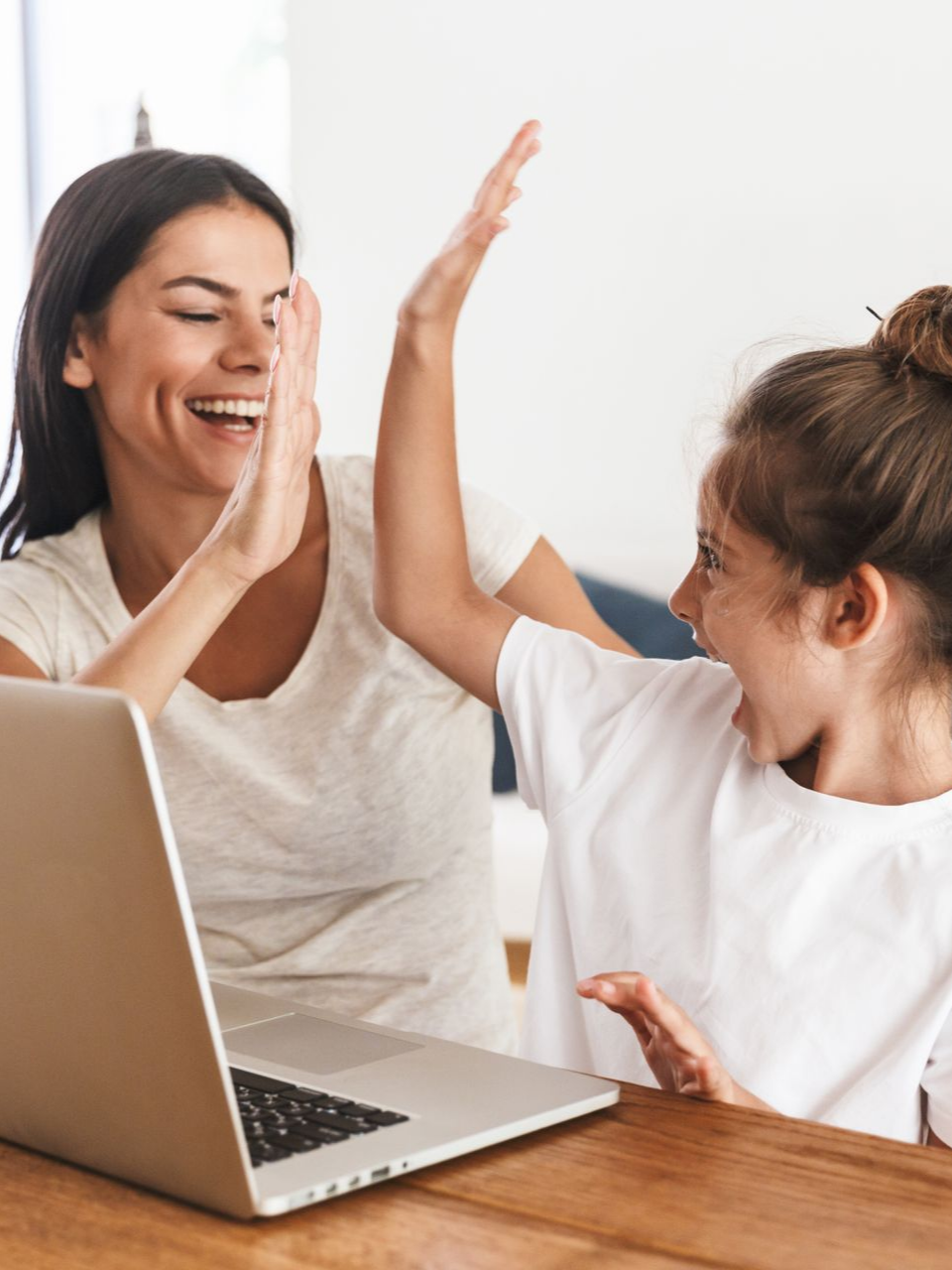 Une femme et une petite fille qui se tapent dans les mains