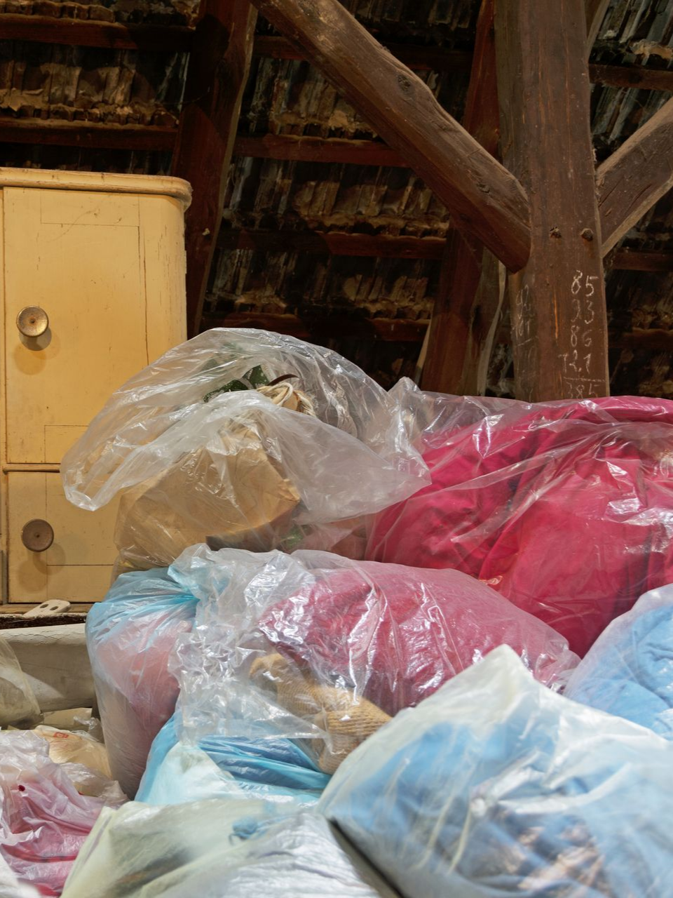 Un tas de sacs-poubelle dans des combles