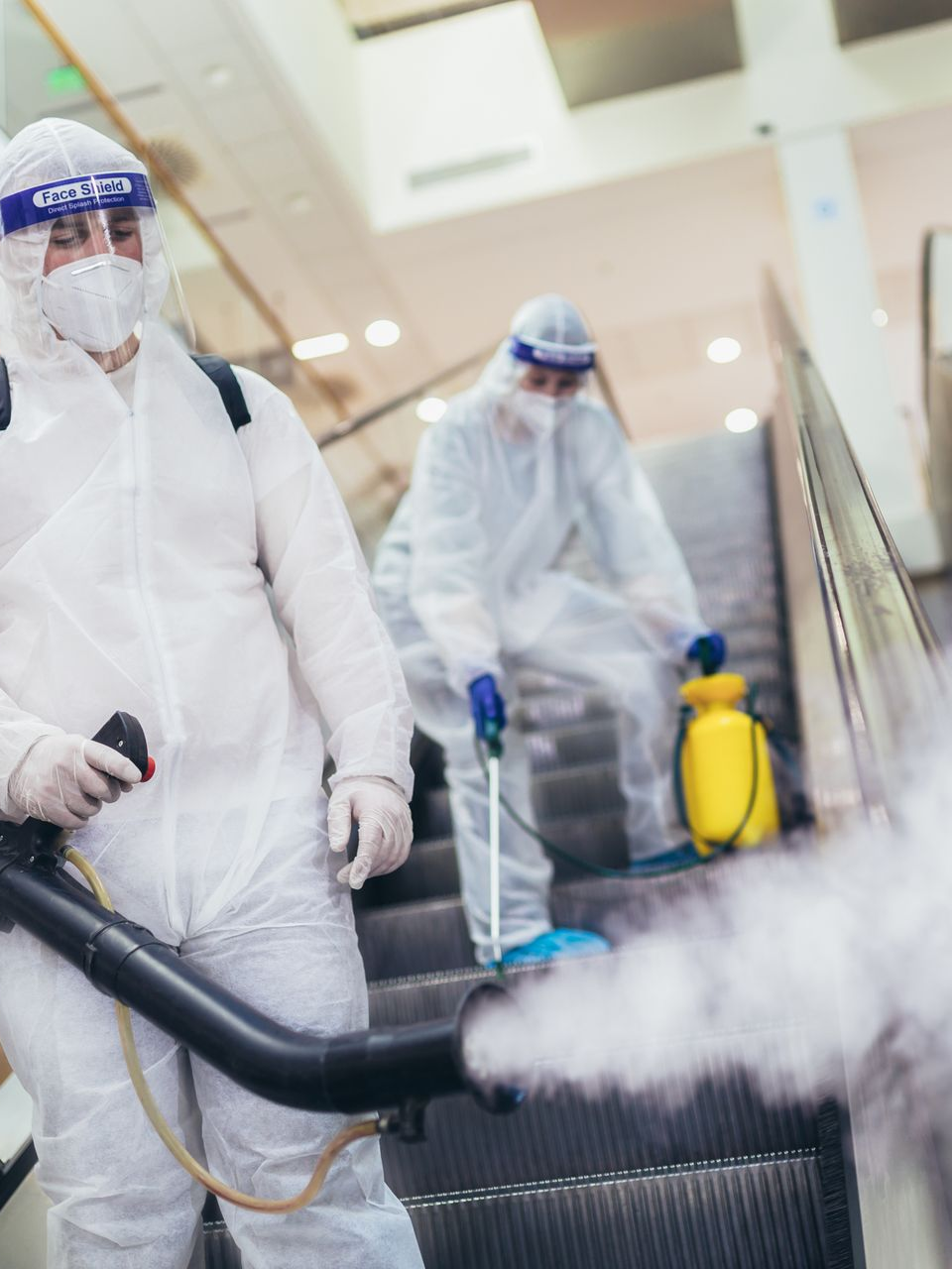 Désinfection en cours le long d'un escalator