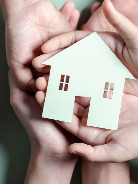 Une maison dans des mains