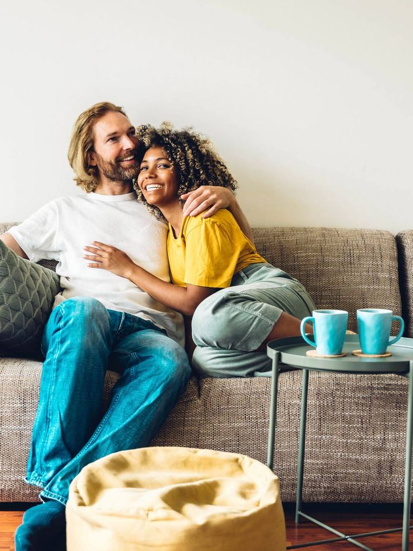 Un couple sur un canapé