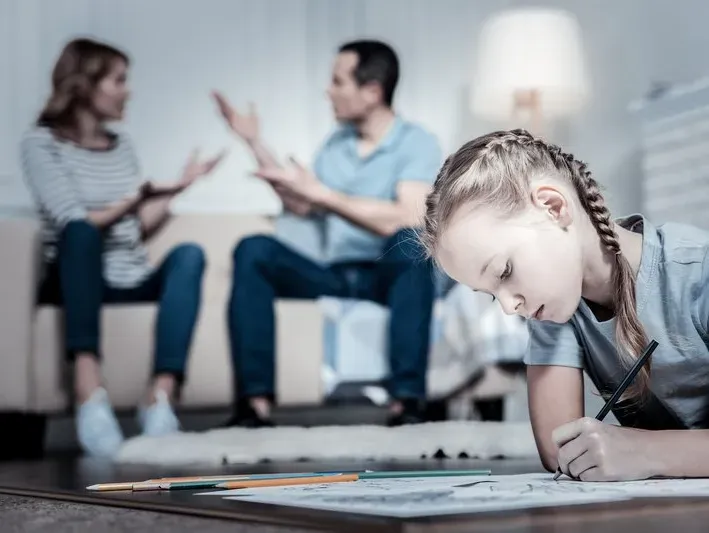 Couple se disputant devant sa fille