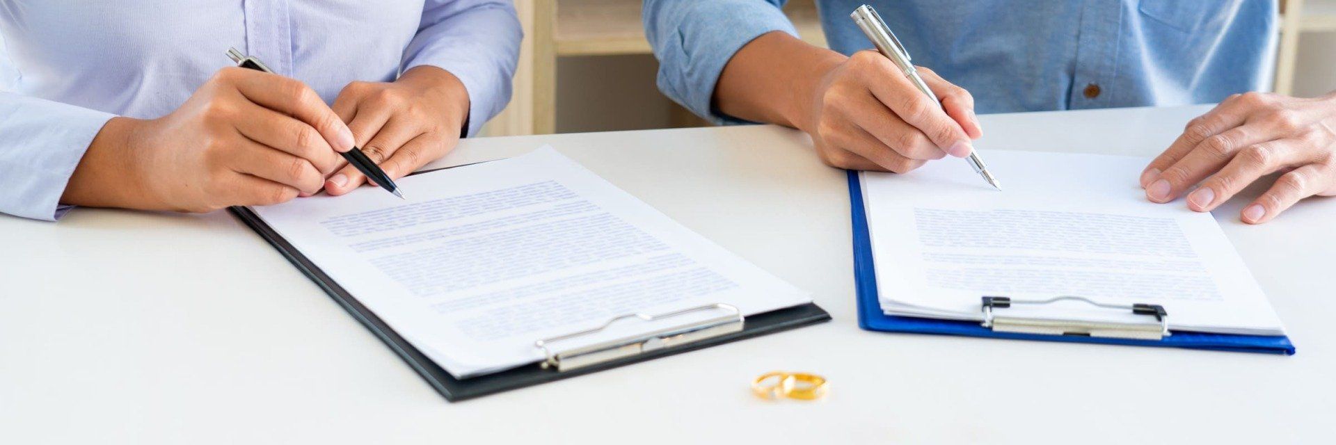 Couple signant un contrat de divorce