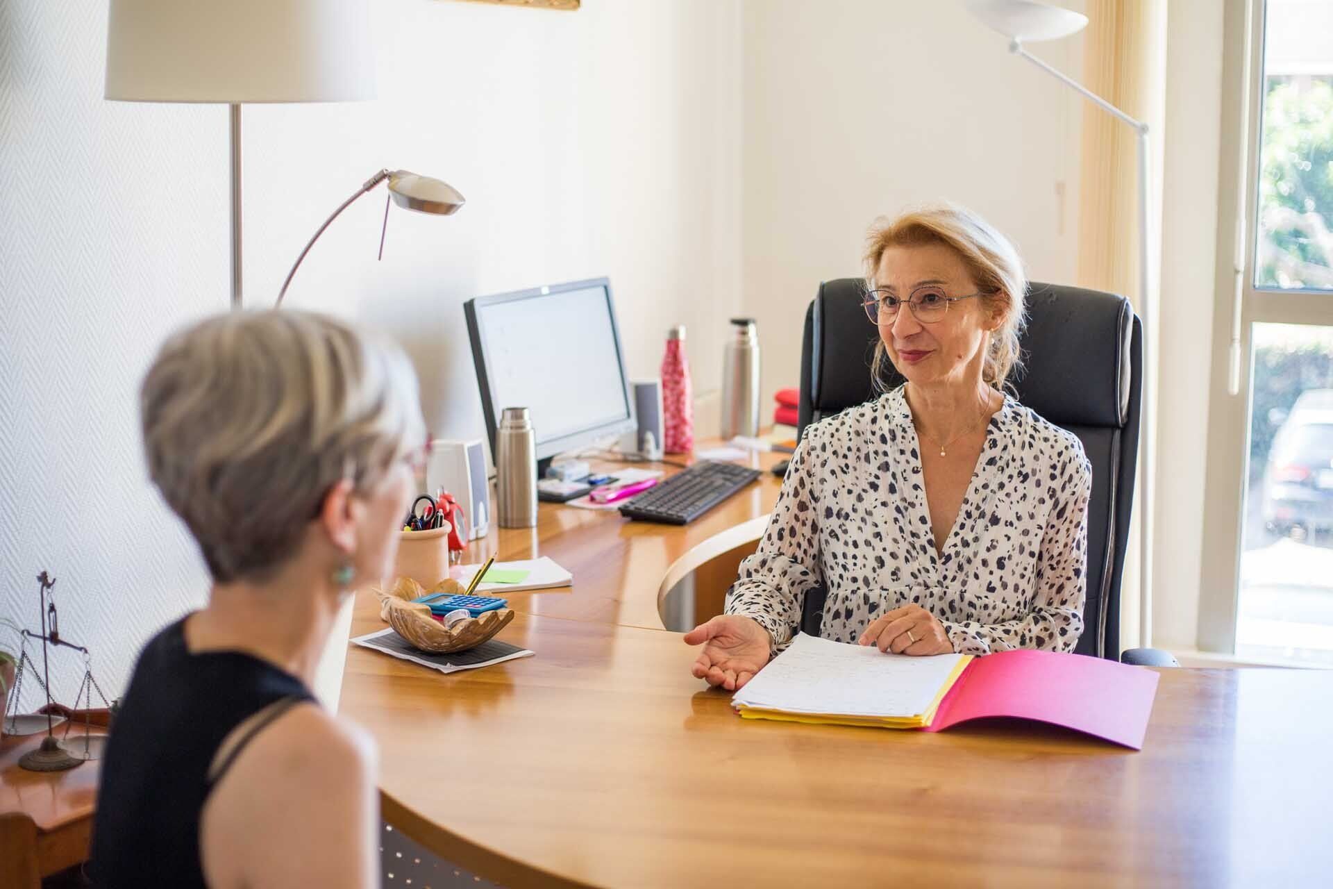 Maître Nourrigeon et son assistante