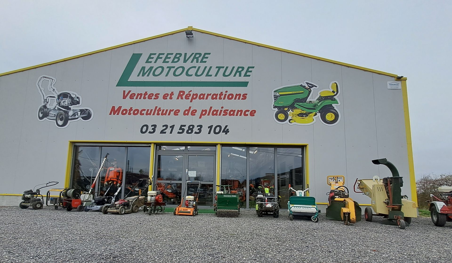 Façade du magasin LEFEBVRE MOTOCULTURE avec outils exposés à l'extérieur.