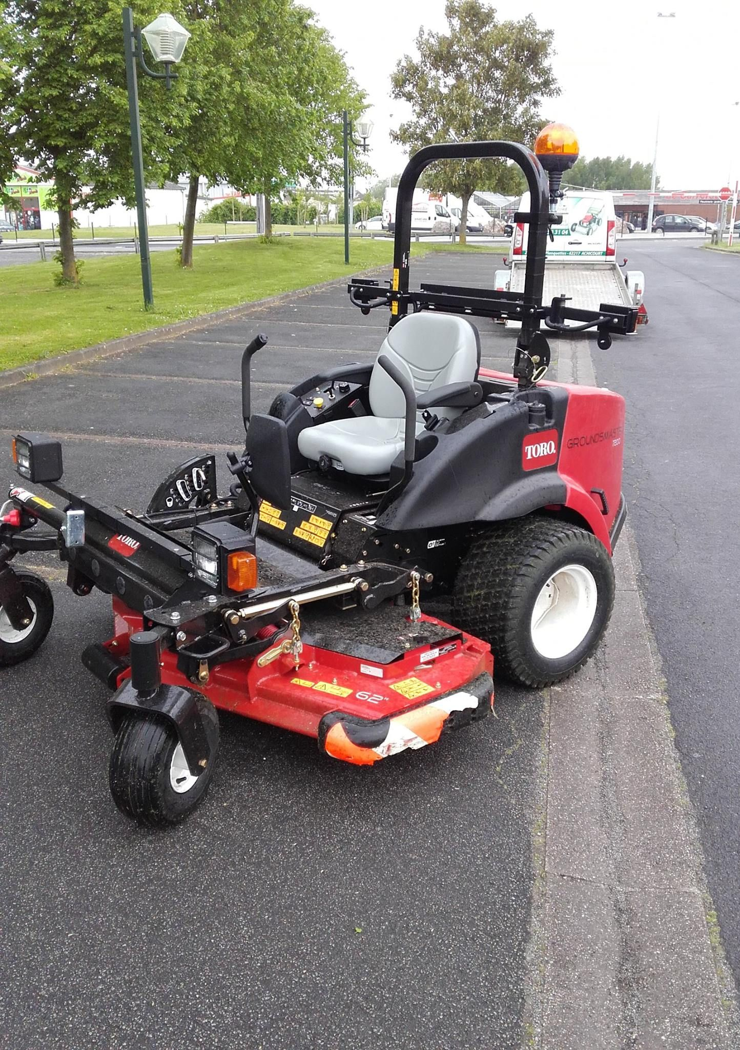 Appareil photo ancien posé sur un clavier de piano. Mise au point sur l'objectif.