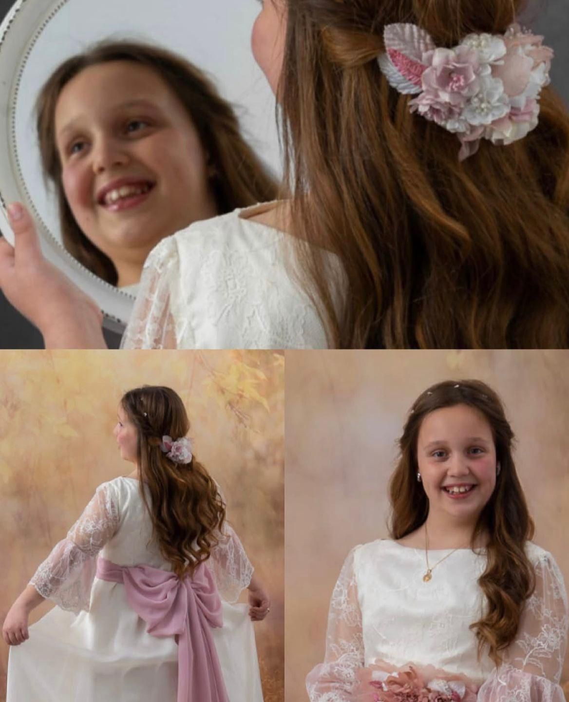 Una joven vestida de blanco sonríe, se mira al espejo y posa con una pinza para el pelo.