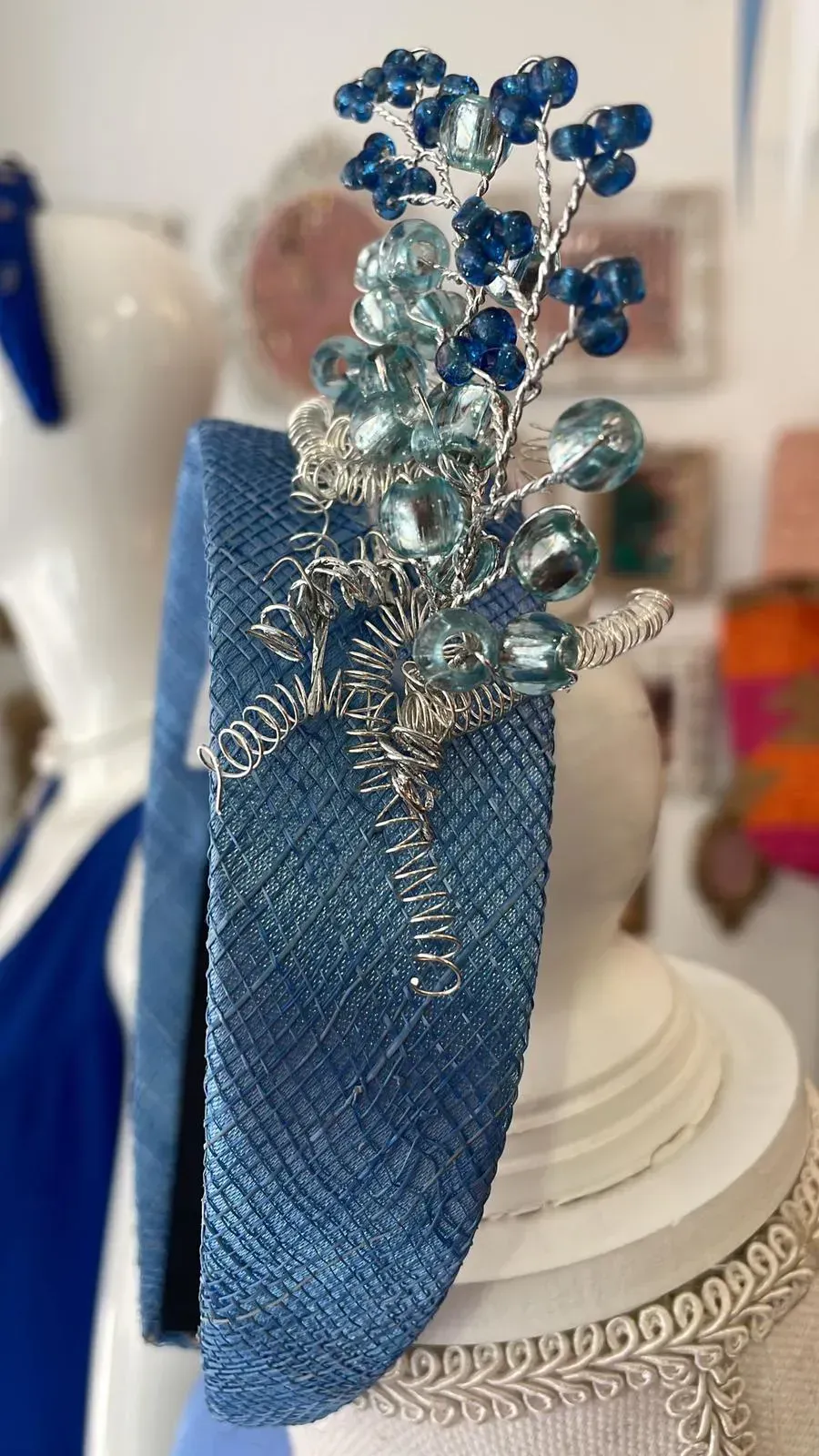 Diadema azul con adornos florales de cristales y alambre.