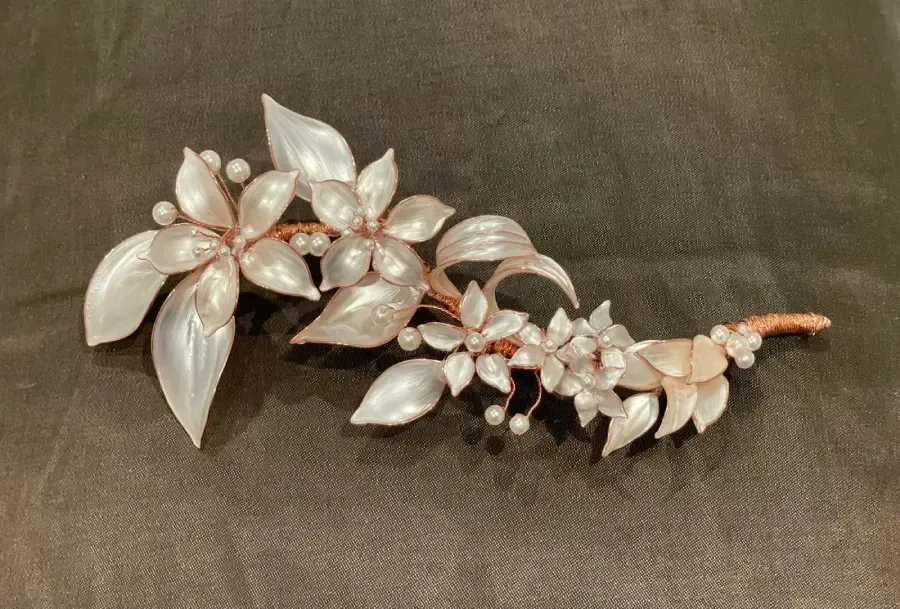 Accesorio para el cabello floral con flores y hojas perladas sobre alambre de cobre.