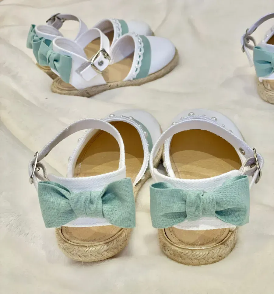 Sandalias alpargatas en color blanco y verde menta con lazos y suela de cuerda.