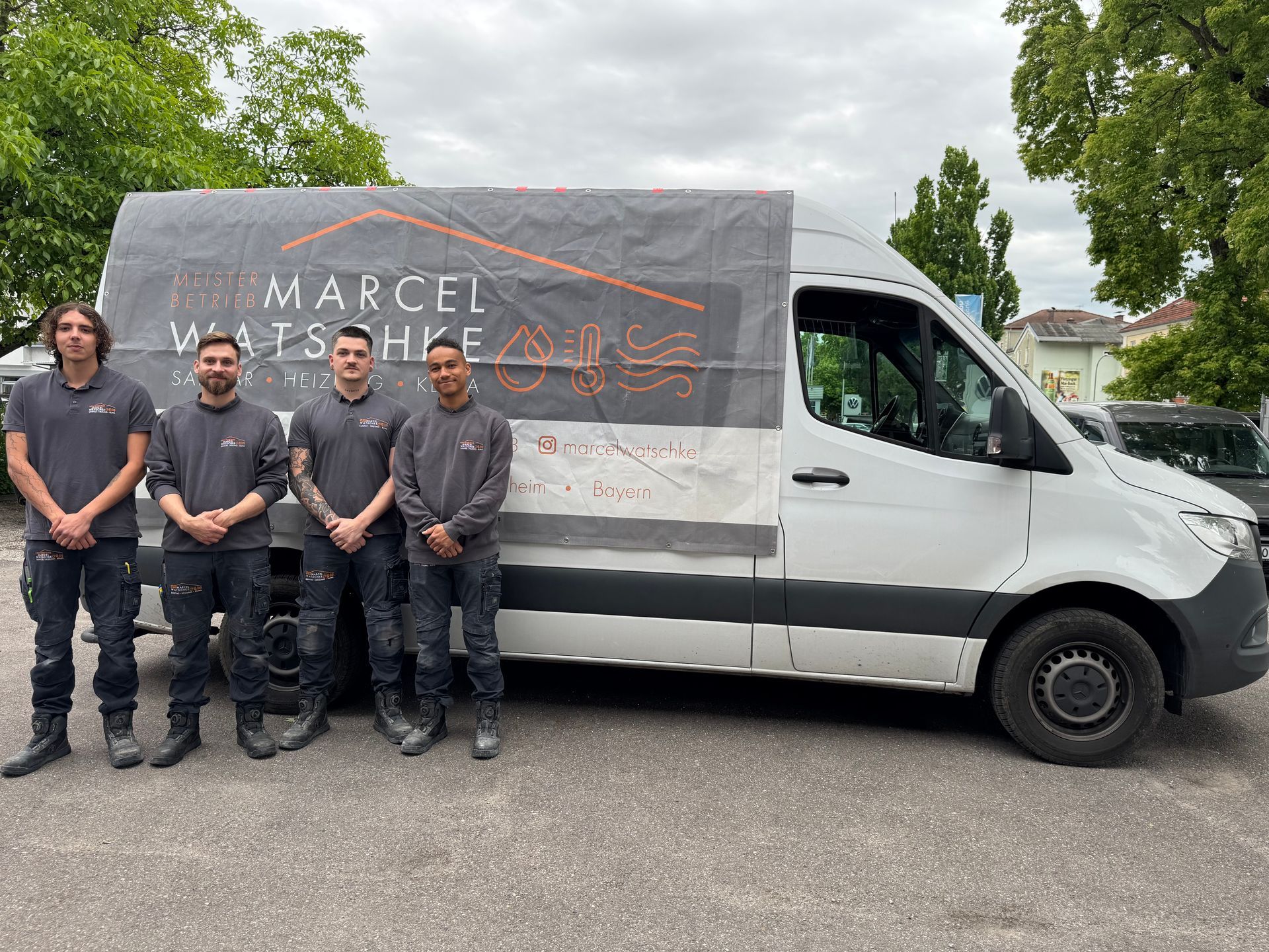 Teamfoto vor dem Firmenfahrzeug von Marcel Watschke – Sanitär · Heizung · Klima in Rosenheim
