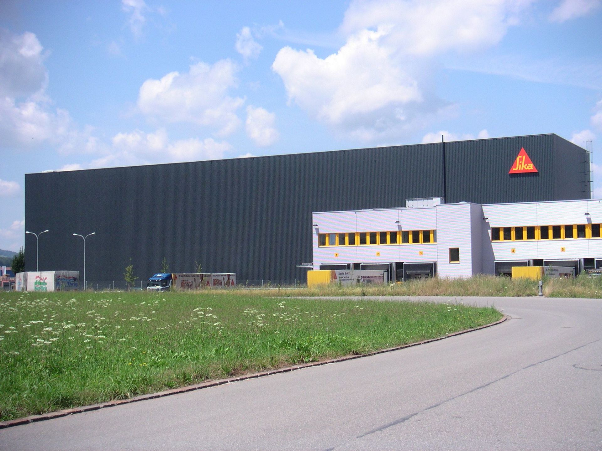 Neubau Logistikcenter Sika Schweiz AG Birr - K&K Fassaden AG