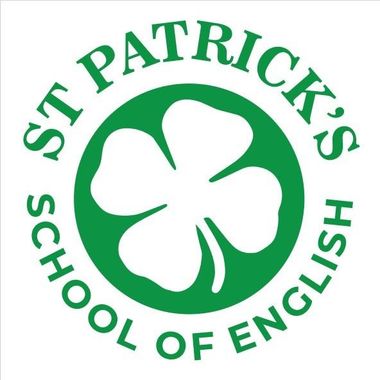 Logotipo verde de la escuela de ingl&eacute;s St Patrick's con un tr&eacute;bol blanco en un c&iacute;rculo.