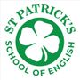 Logotipo verde de la escuela de ingl&eacute;s St Patrick's con un tr&eacute;bol blanco en un c&iacute;rculo.