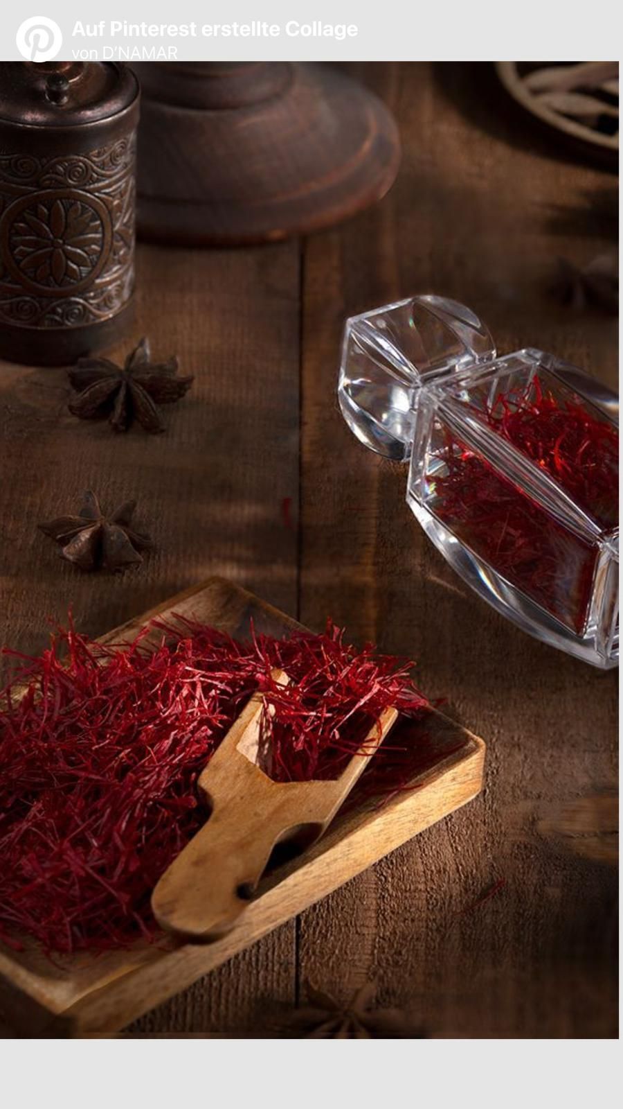 Ein Löffel voll leuchtend roter Safranfäden neben einer kleinen, offenen Metalldose und einem Behälter auf weissem Hintergrund.