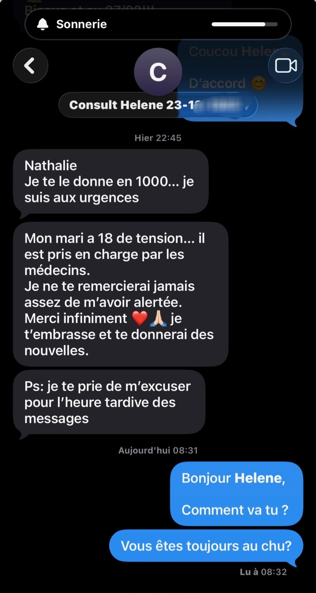 Capture d'écran d'une conversation par SMS entre deux personnes discutant d'une récente visite aux urgences.