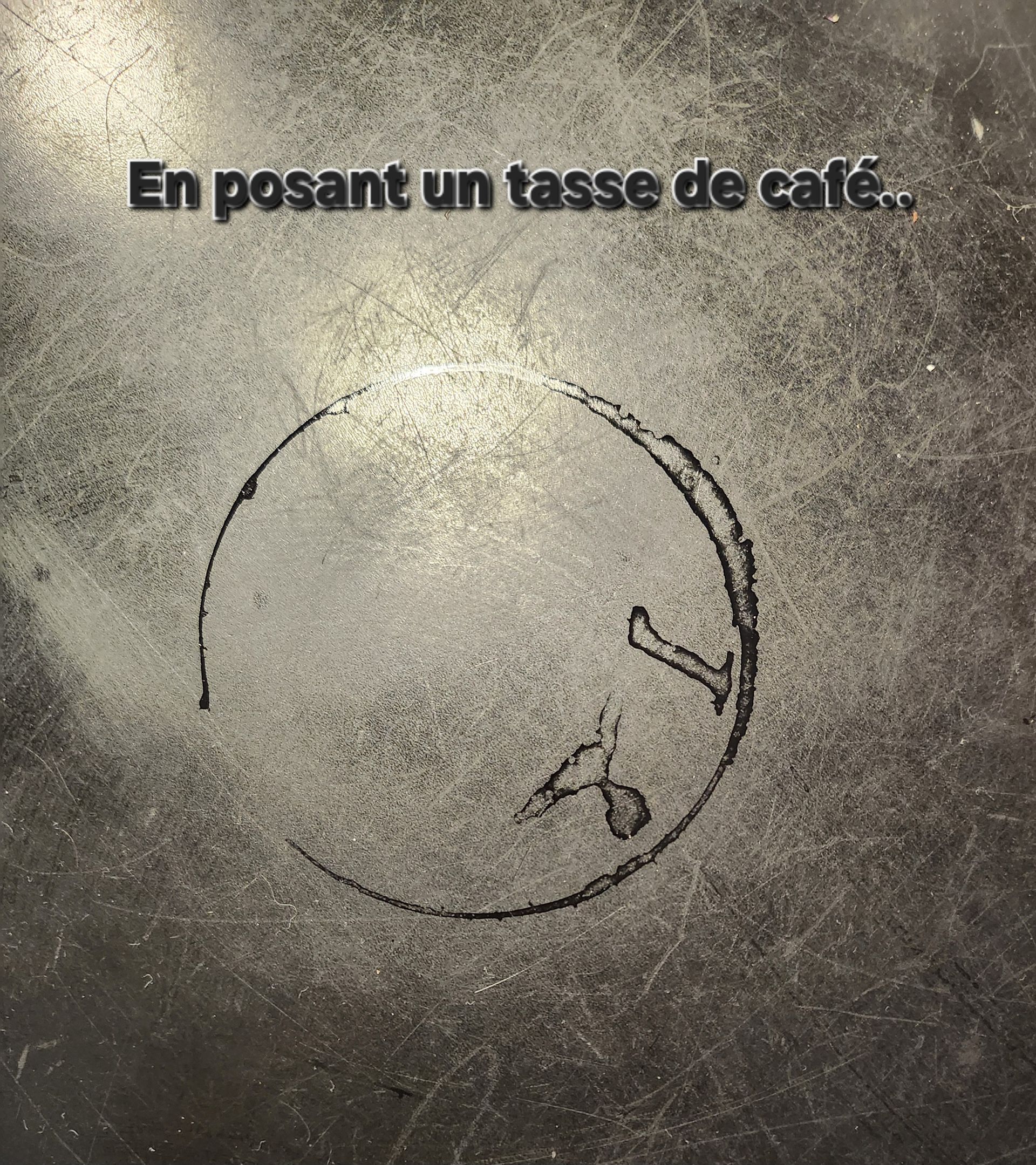 Une sphère sur fond gris 