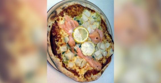 La Casa - Pizza Richesta réalisée avec du saumon fumé maison 