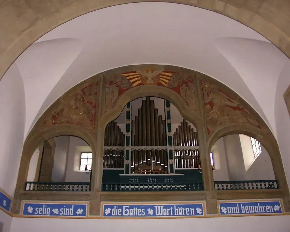 Eine Orgel in einer Kirche