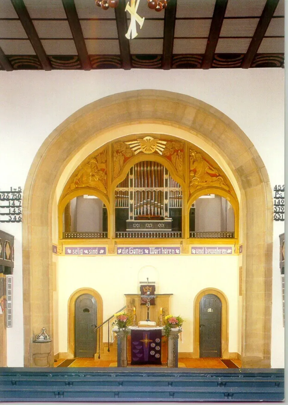 Das Innere einer Kirche mit einem großen Torbogen