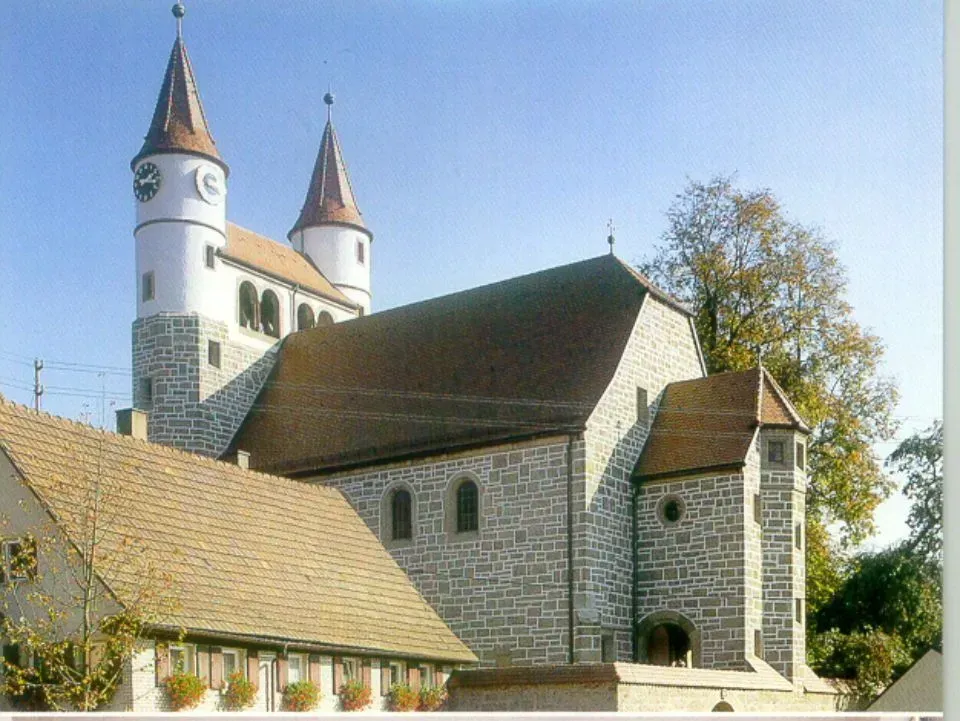 Ein großes Steingebäude mit einer Uhr auf dem Dach