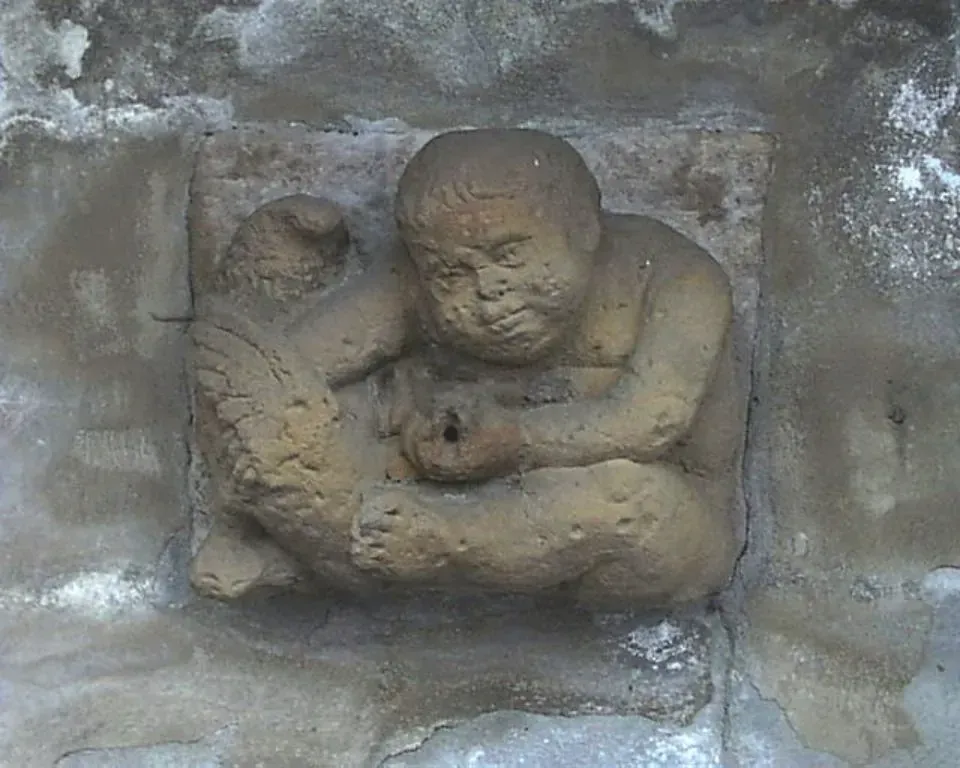 Eine Steinschnitzerei an einer Wand