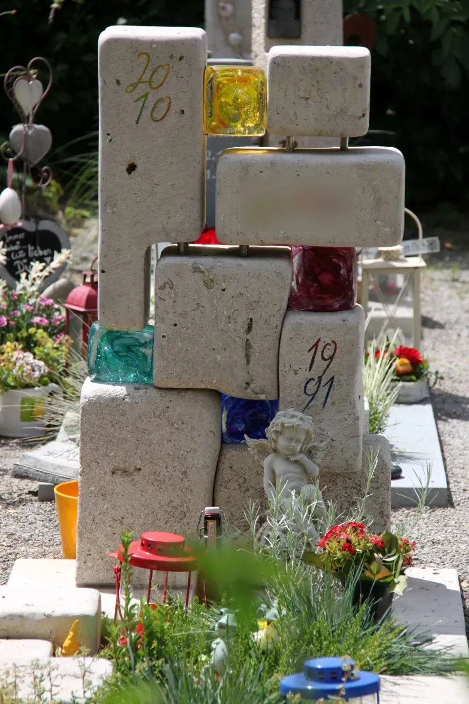 Ein Friedhof mit einer Statue in der Mitte