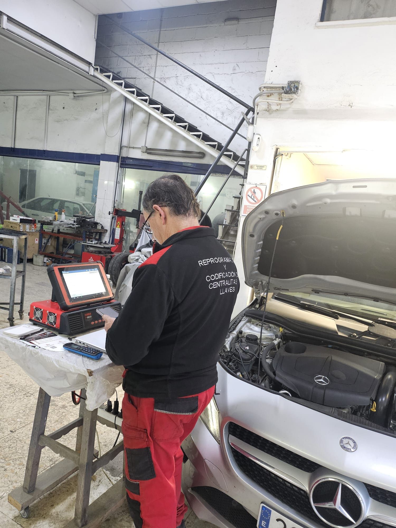 Mecánico trabajando en un taller de reparación de automóviles
