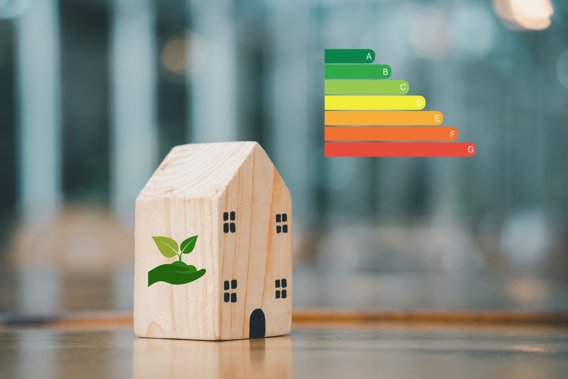 Maquette de maison en bois avec motif de feuilles vertes, tableau des performances énergétiques.
