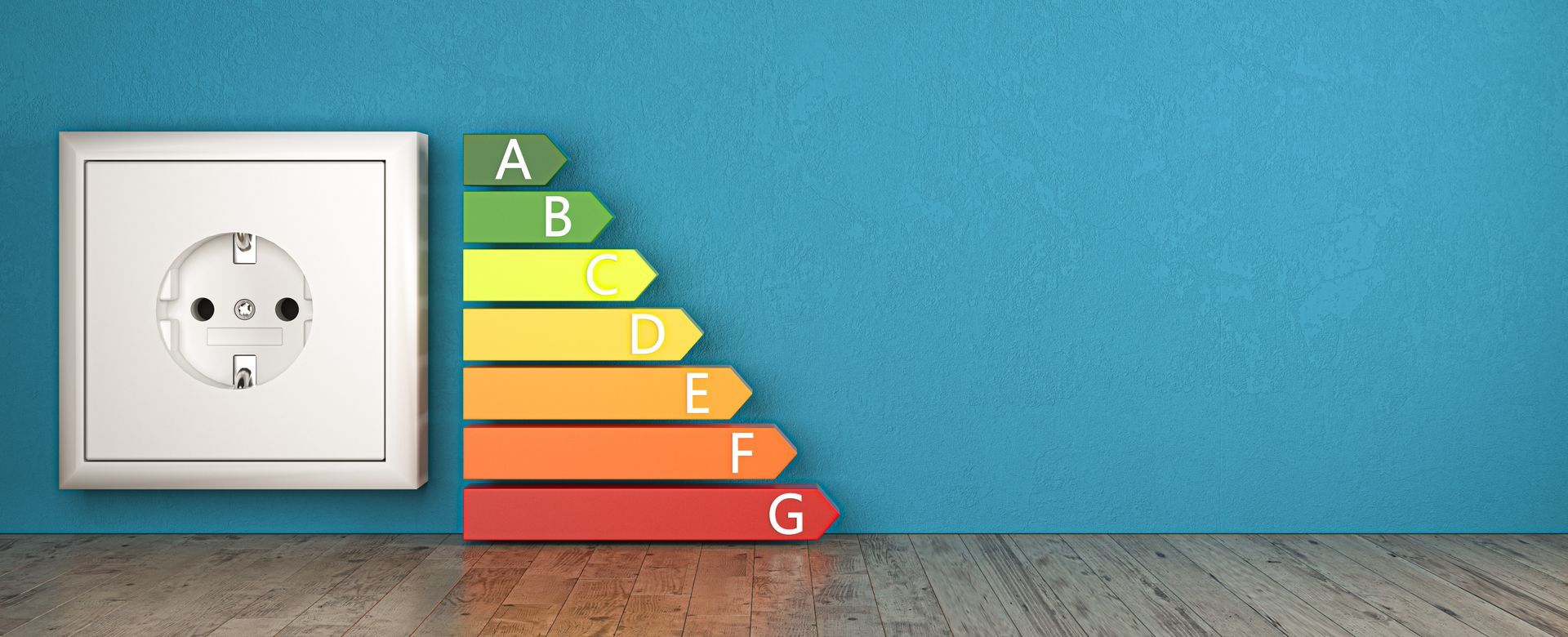 Une prise électrique à côté d'une étiquette d'efficacité énergétique AG sur un mur bleu.