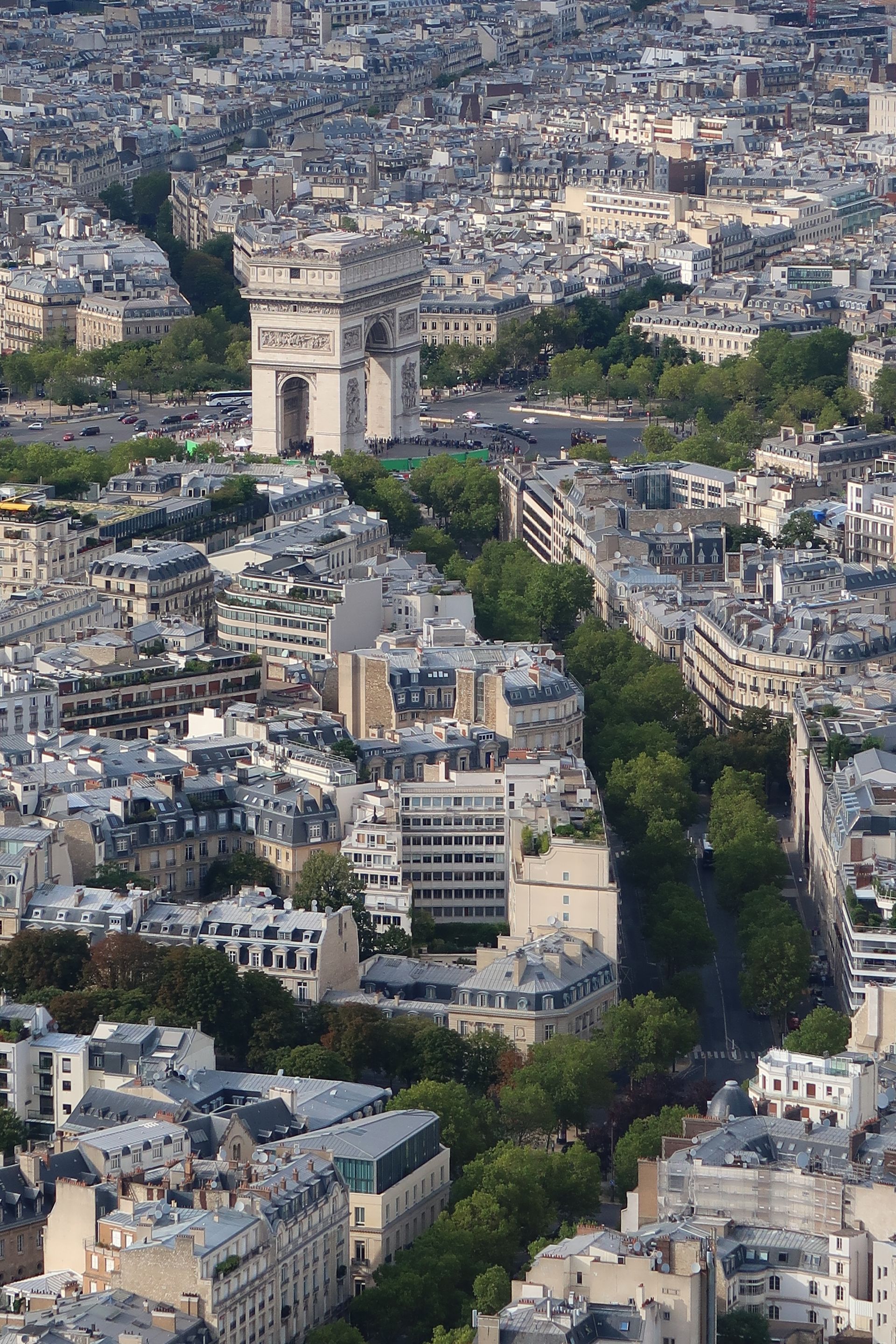 Vue aérienne de Paris, en France, avec l'Arc de Triomphe et ses larges boulevards arborés.